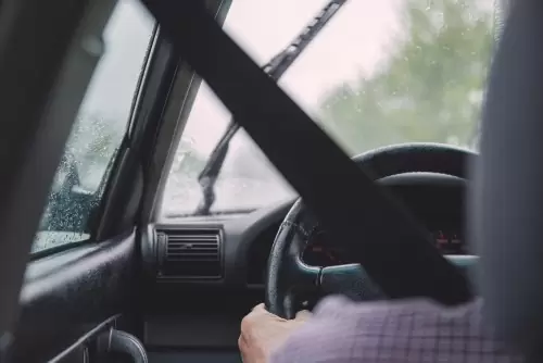 Jak zachować prawidłową sylwetkę podczas jazdy? Najczęściej popełniane błędy przez kierowców
