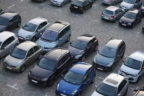 Jak rozliczyć opłaty za parking w kosztach firmy?